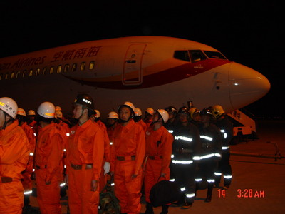 乘坐海航太原－綿陽急救飛行航班的武警和消防官兵們即將投入救災(zāi)戰(zhàn)斗中