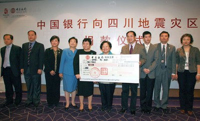 2008年5月14日上午，張燕玲副行長(zhǎng)將一張面額1,000萬(wàn)的現(xiàn)金支票交到了中國(guó)紅十字會(huì)總會(huì)彭珮云會(huì)長(zhǎng)手中，代表中國(guó)銀行向汶川地震受災(zāi)地區(qū)人民捐款。