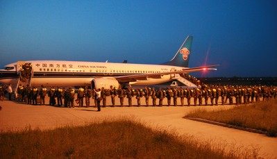 南航飛機晝夜奮戰(zhàn)運輸救援官兵