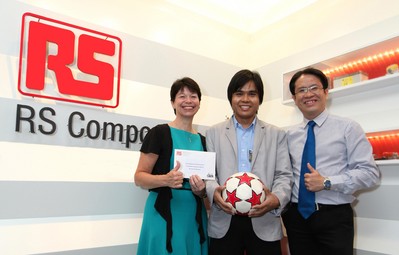 RS Components 公司東南亞地區(qū)銷售總監(jiān) Swarbrick 女士、優(yōu)勝者 Muninta 先生和 RS Components 公司泰國區(qū)經(jīng)理 Wetchapruekpitak 先生