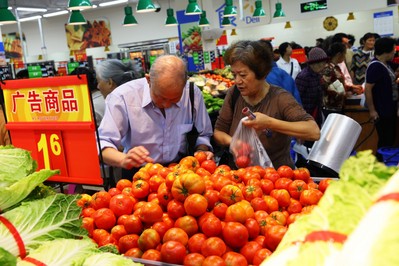 沃爾瑪云南普洱縣全新門店開業(yè)當日，顧客在選購優(yōu)質低價的生鮮商品