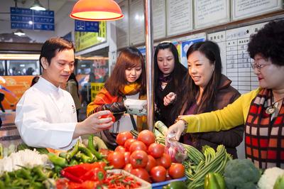 媒體嘉賓與廣州海航威斯汀中餐行政總廚吳天榮一同前往集市，親自挑選“活力食品”食材