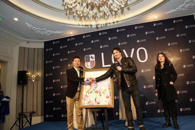 IAN與羅萊家紡副總裁揭幕LOVO2014年春夏新款手繪稿，并在畫稿上留下親筆簽名